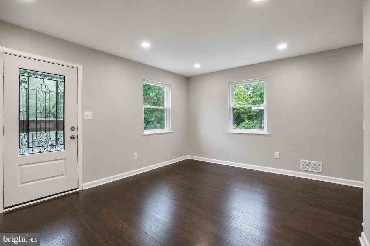 4609 E Capitol St Se - Photo 3 of 34