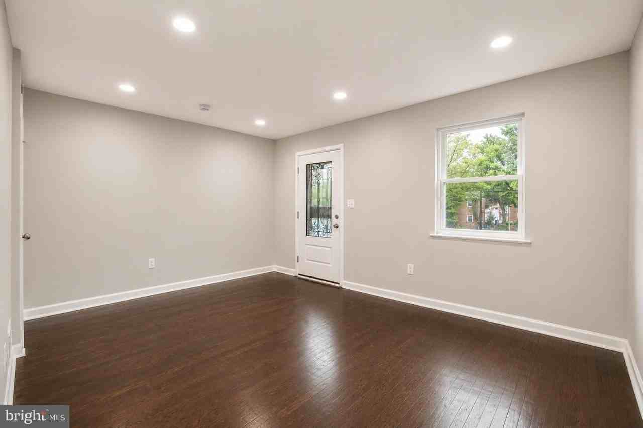 4609 E Capitol St Se - Photo 4 of 34