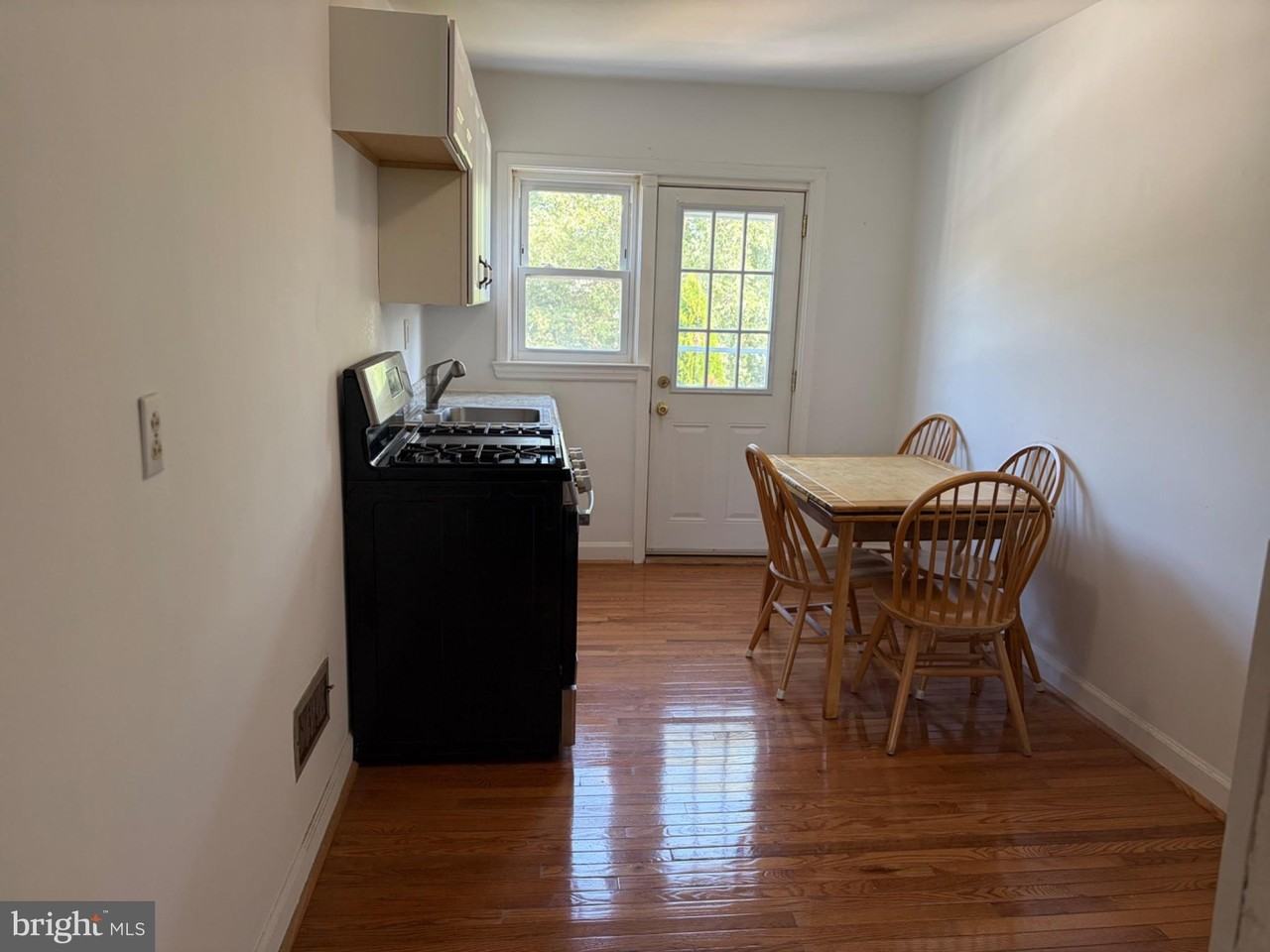 1403 Beech St - Photo 4 of 7