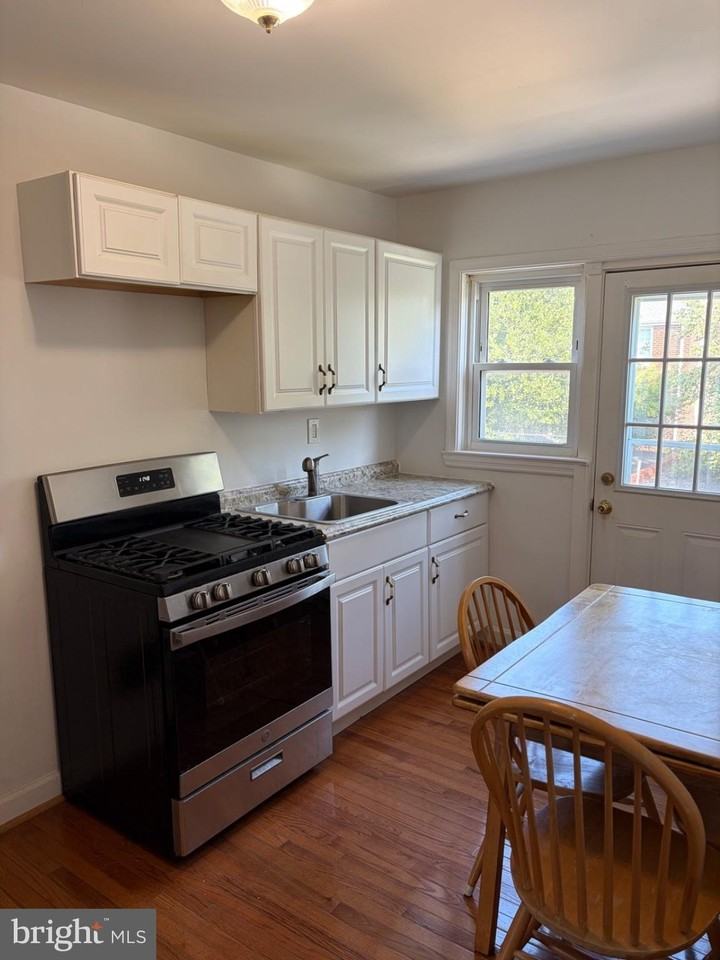 1403 Beech St - Photo 5 of 7