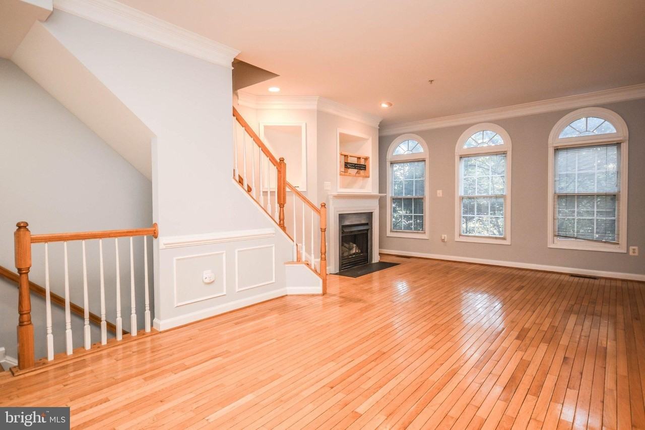 1303 Cameron Hill Ct - Photo 4 of 37