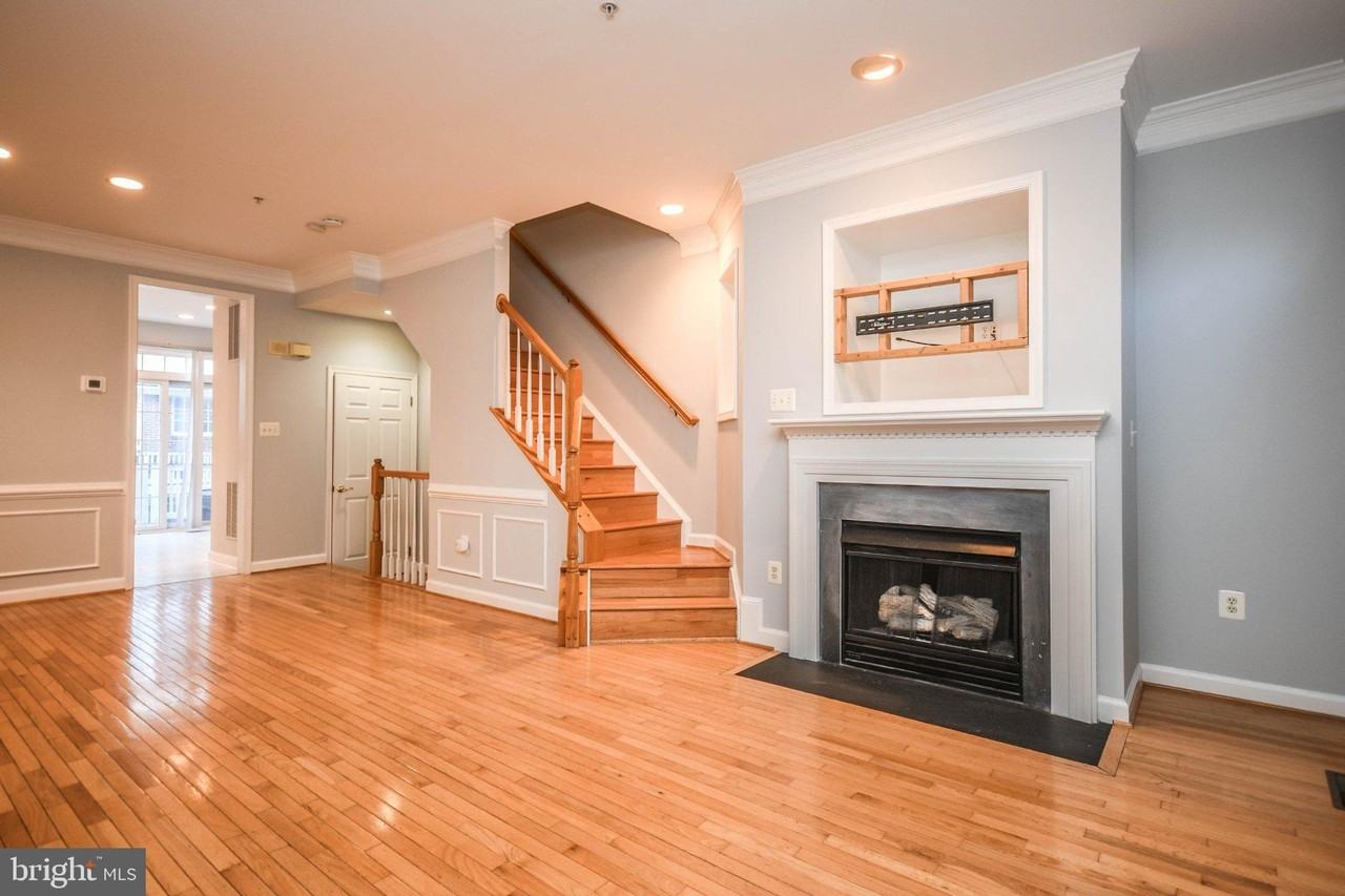 1303 Cameron Hill Ct - Photo 5 of 37