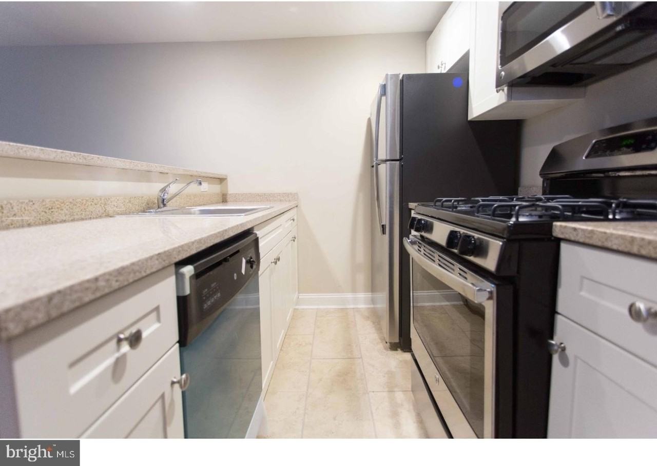 723 Spruce St #1R - Photo 3 of 16