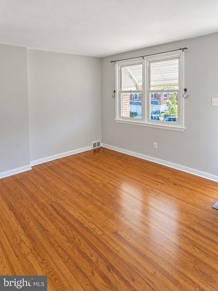611 Green Ln - Photo 4 of 37