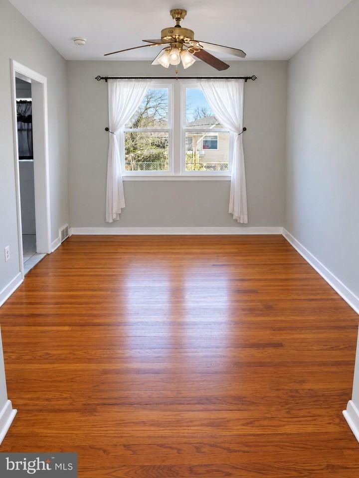 611 Green Ln - Photo 5 of 37