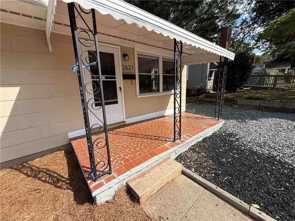 2621 Stockton St - Photo 4 of 14