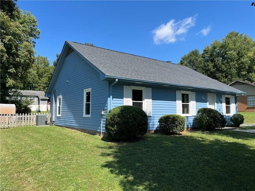 1681 Village Pl - Photo 3 of 26