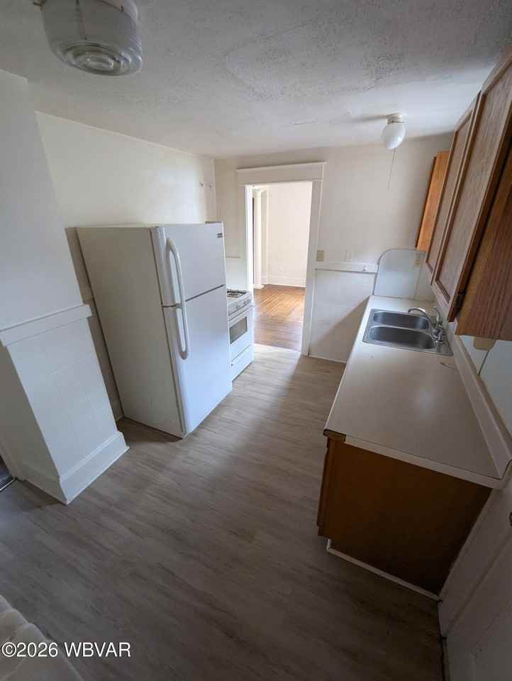 662 2nd Ave - Photo 4 of 6