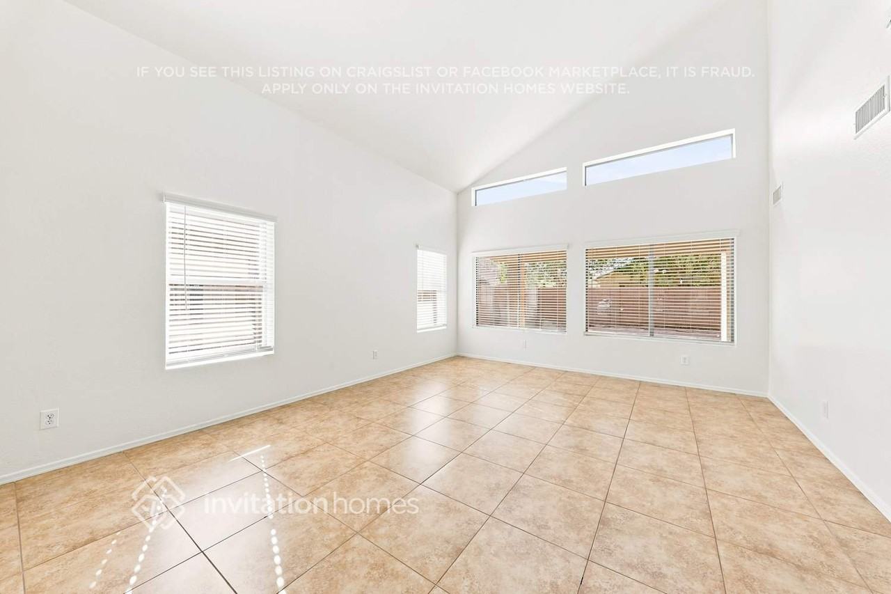 15439 W Cottonwood Cir - Photo 4 of 18