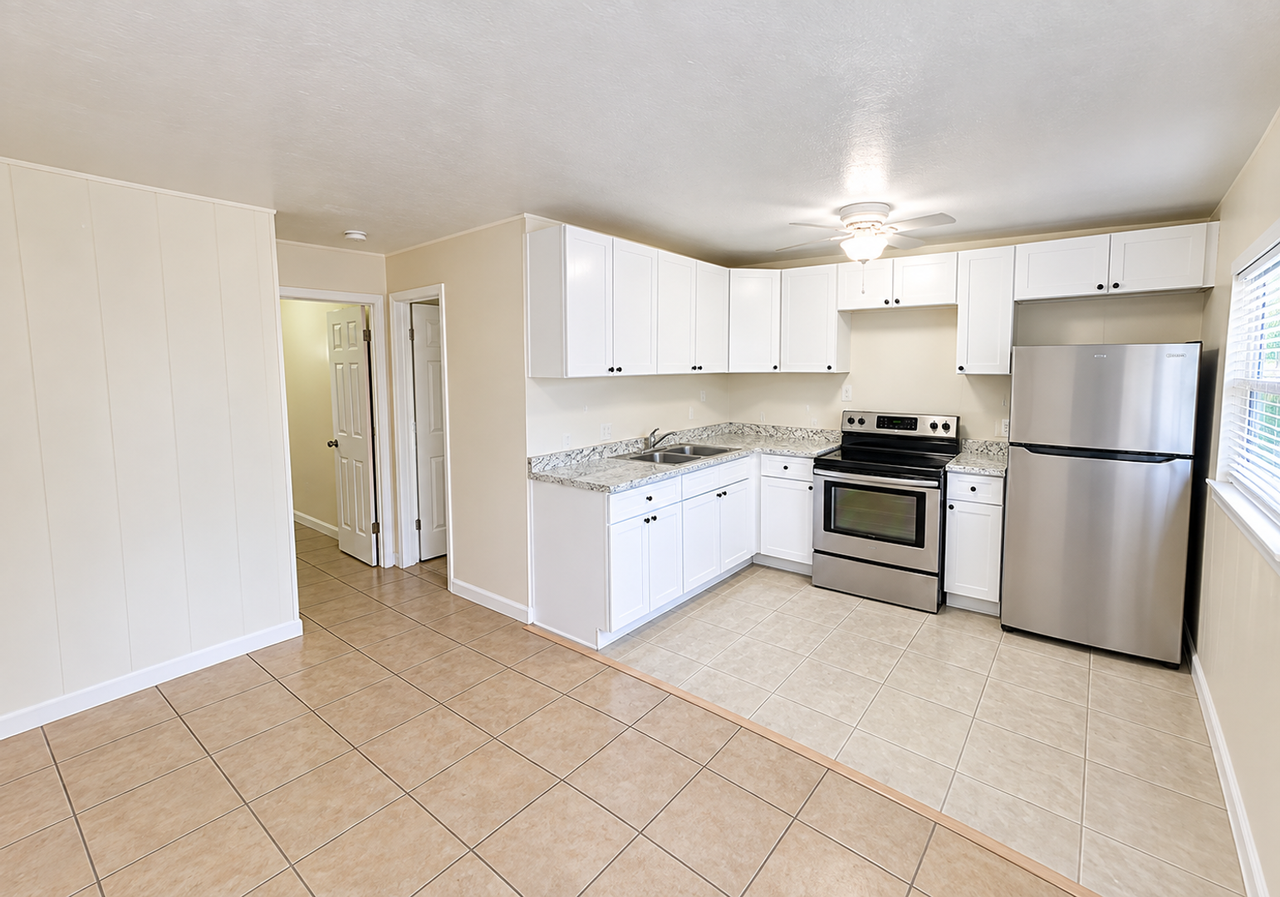 421 Burbank Ave - Photo 2 of 3