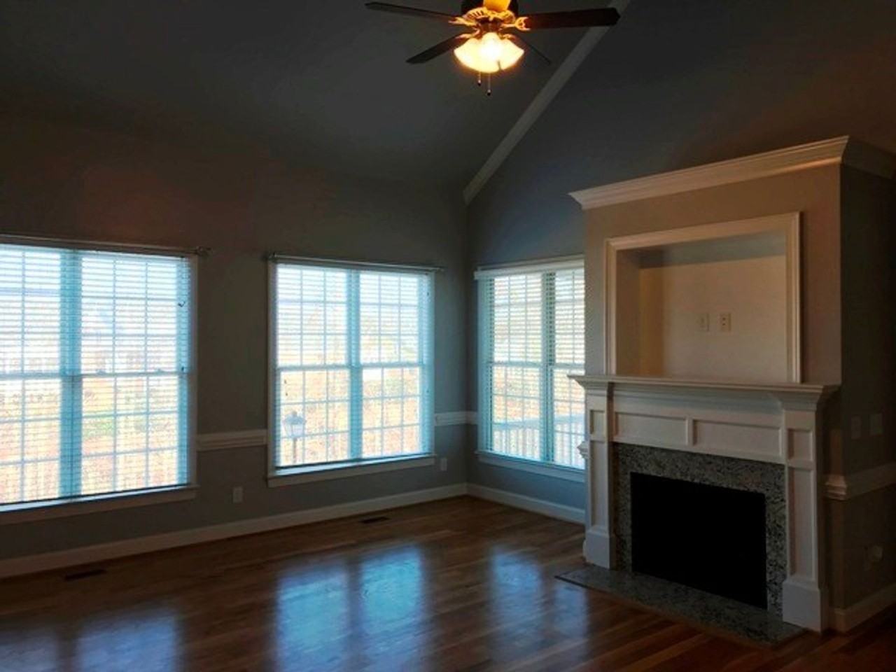 1333 Center St - Photo 4 of 33