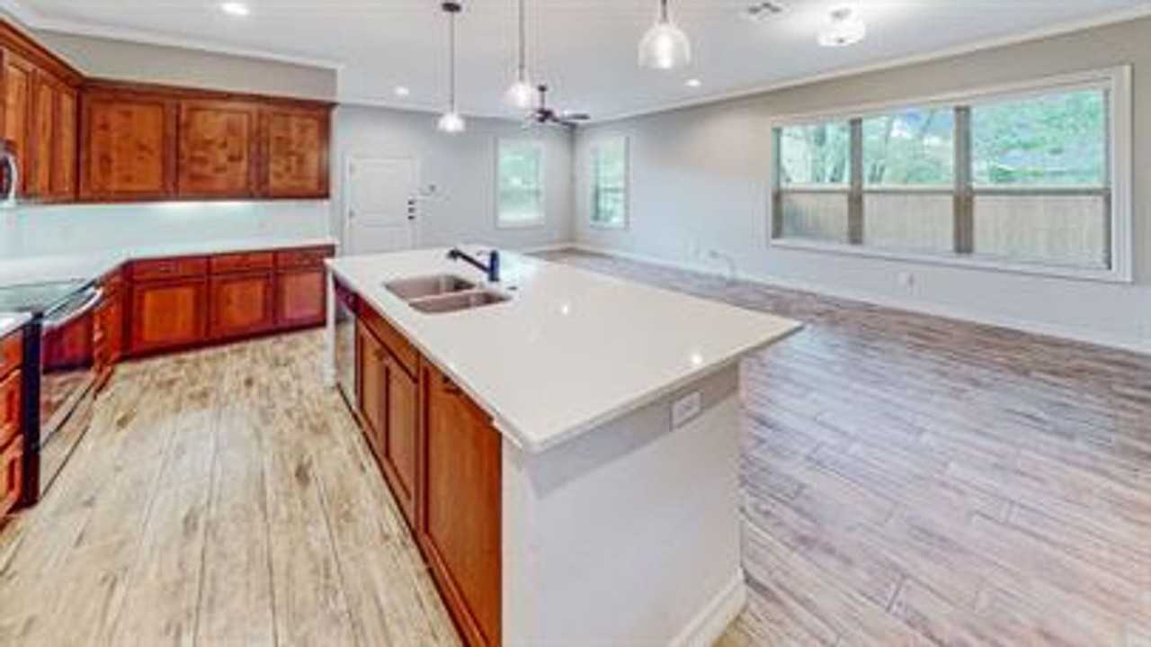 103 Moss St - Photo 2 of 11
