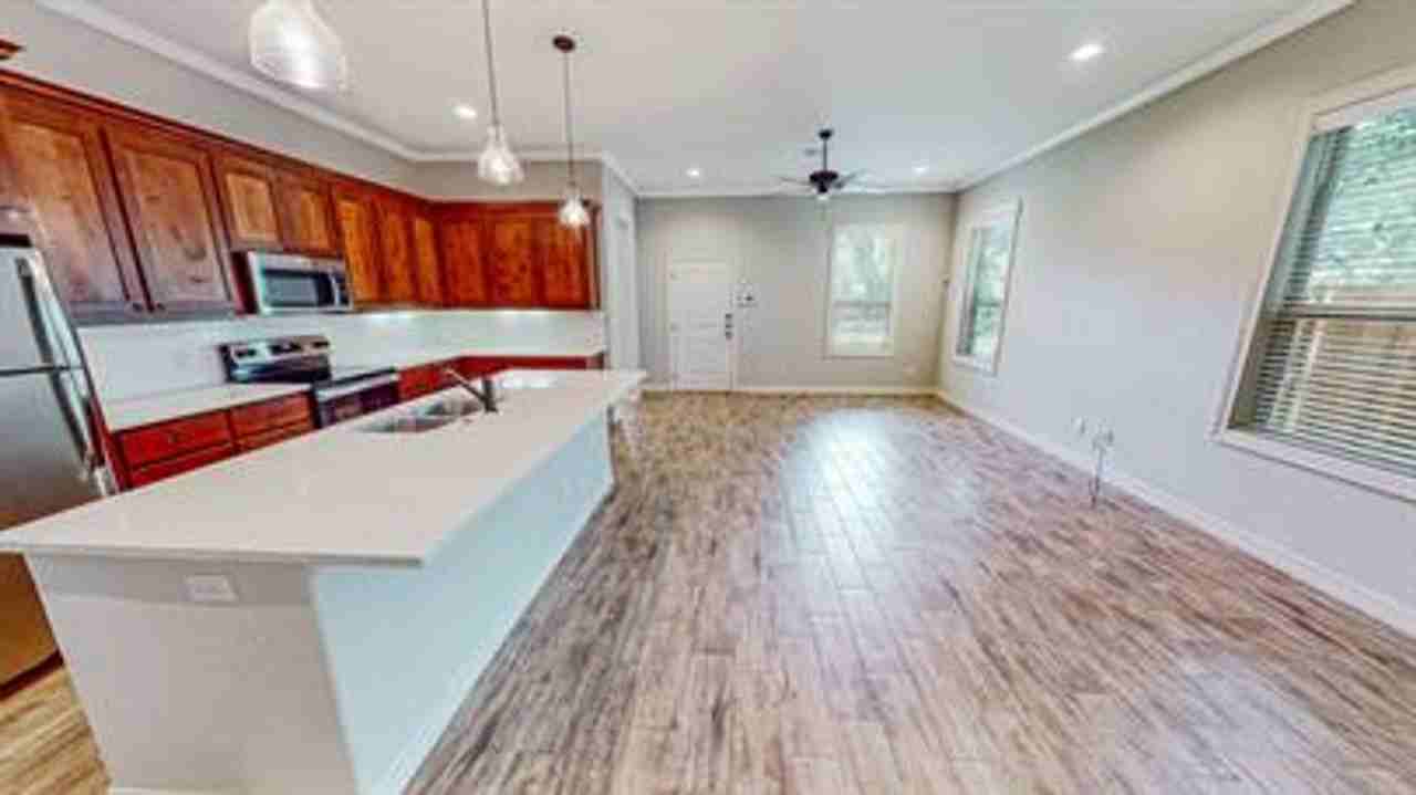103 Moss St - Photo 3 of 11