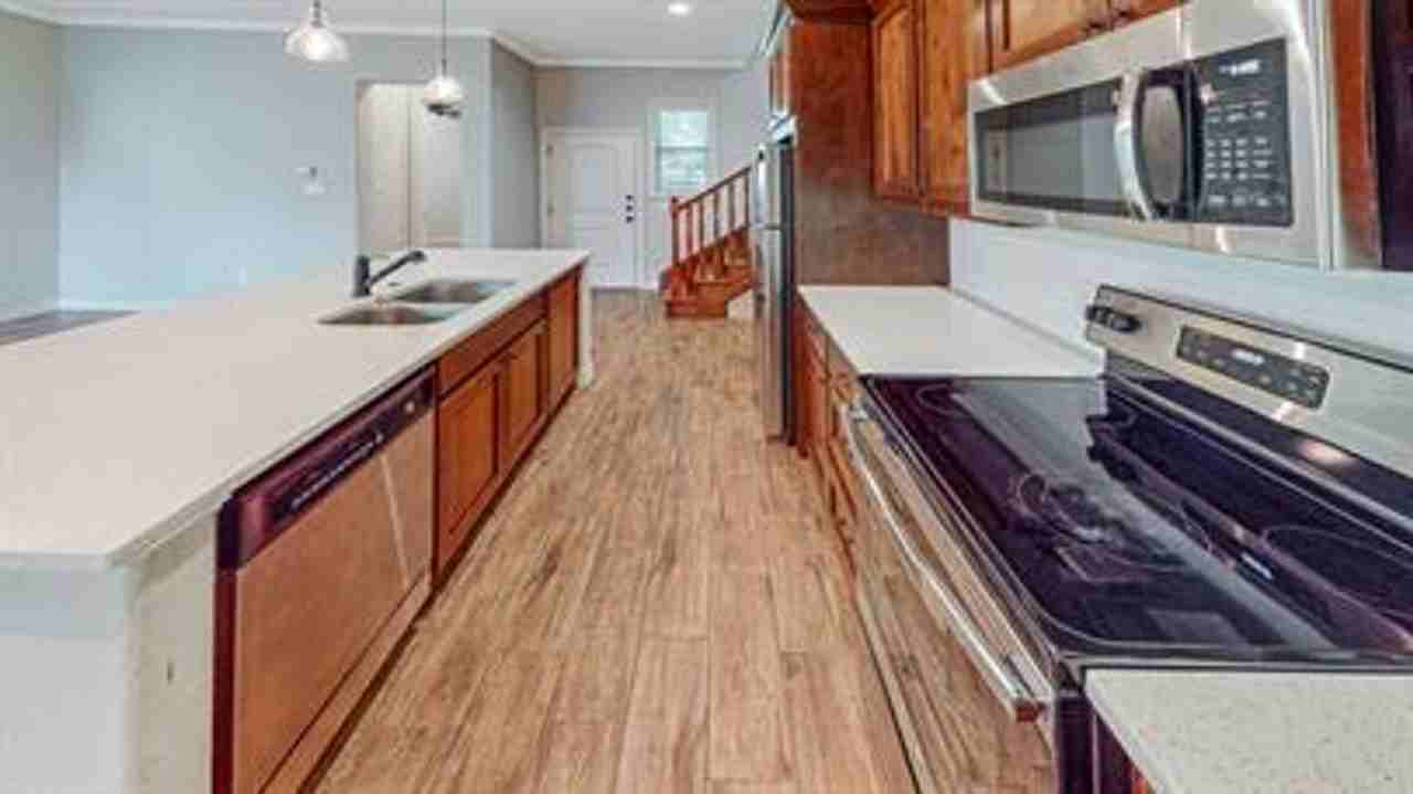 103 Moss St - Photo 4 of 11