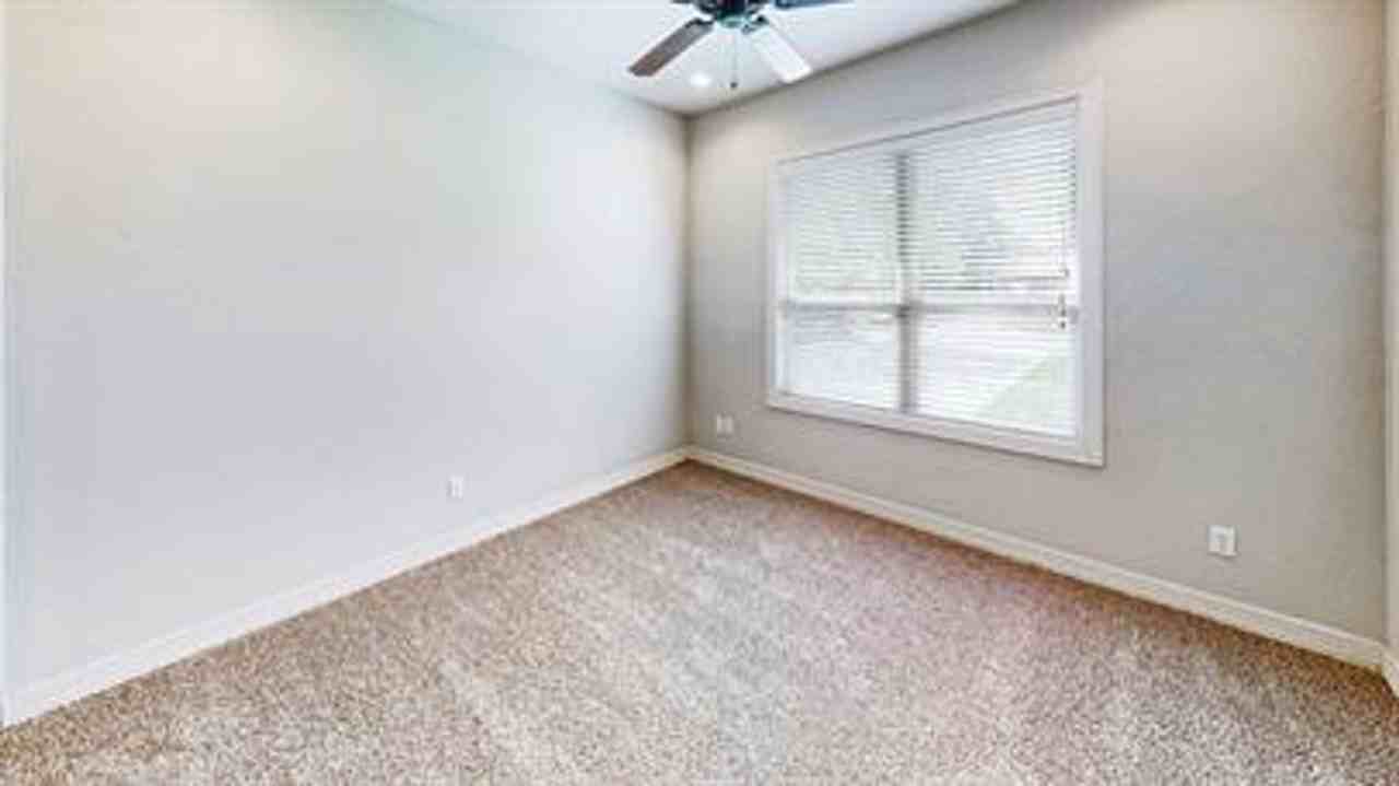 103 Moss St - Photo 5 of 11