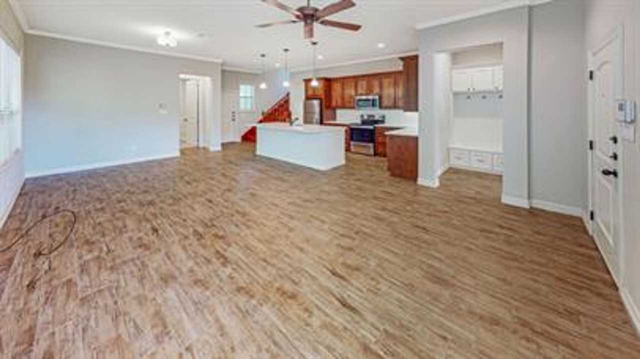 103 Moss St - Photo 7 of 11