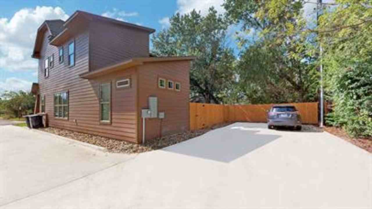605 Banks St - Photo 7 of 11