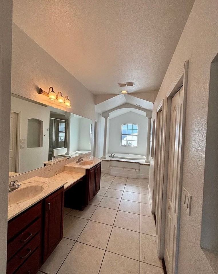 331 Marion Oaks Trl - Photo 3 of 7
