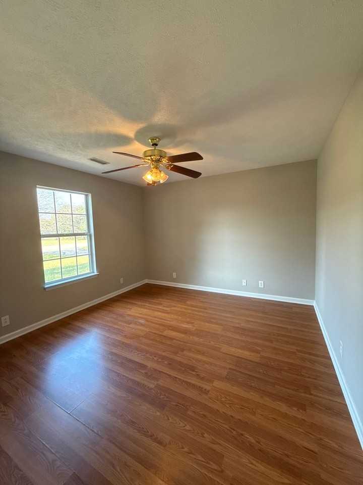 307 Jonathan Way - Photo 3 of 11