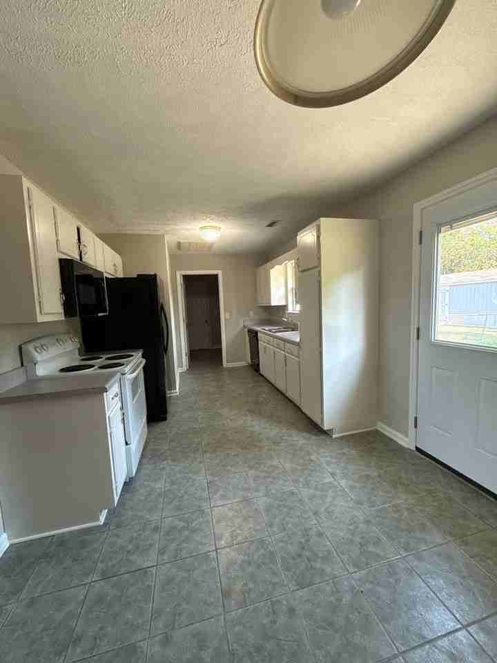 307 Jonathan Way - Photo 4 of 11