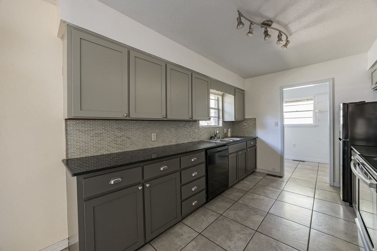 2810 W Mount Comfort Rd - Photo 7 of 26