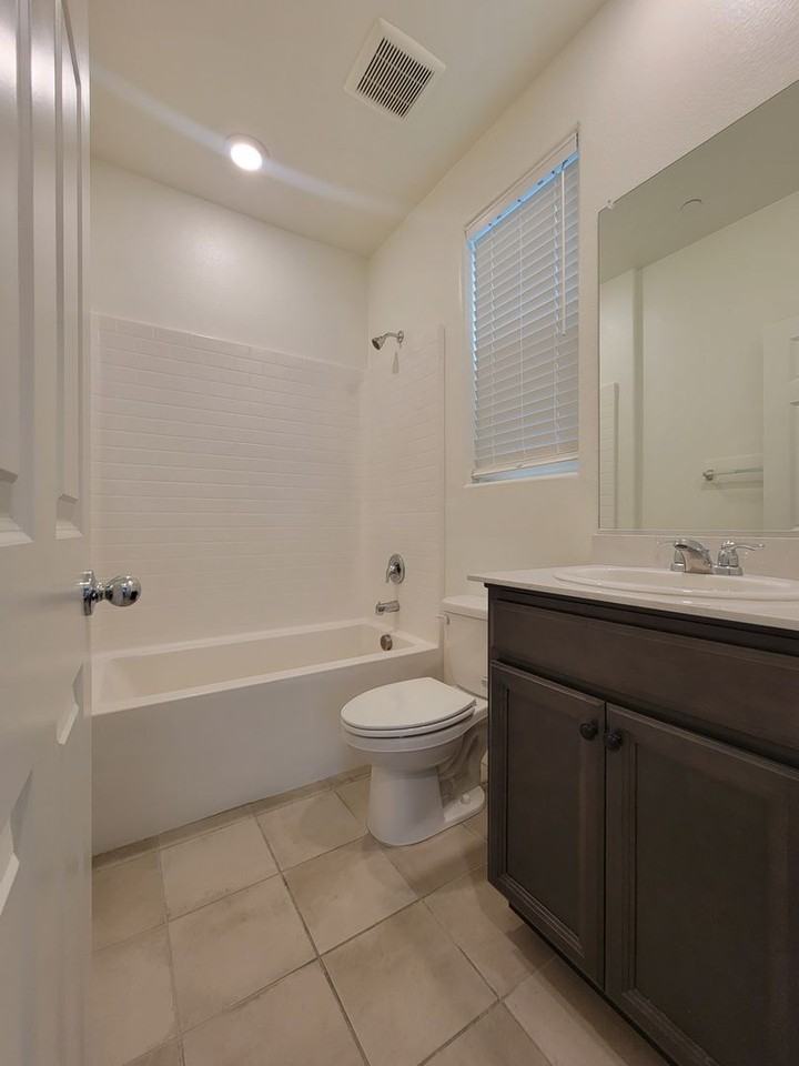 2225 S Vista St - Photo 7 of 39