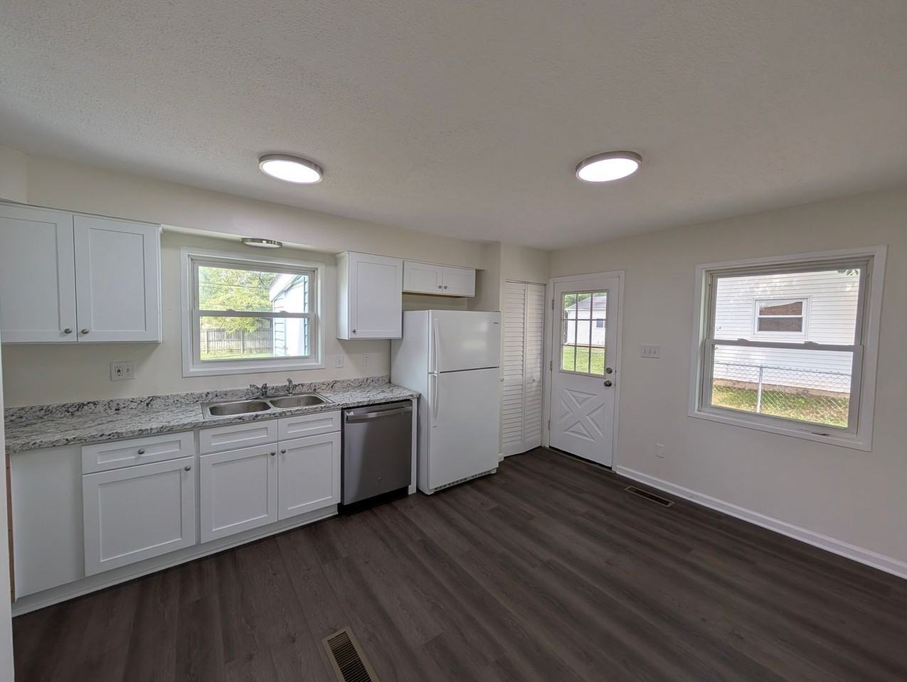 1055 Cottingham Rd - Photo 2 of 10