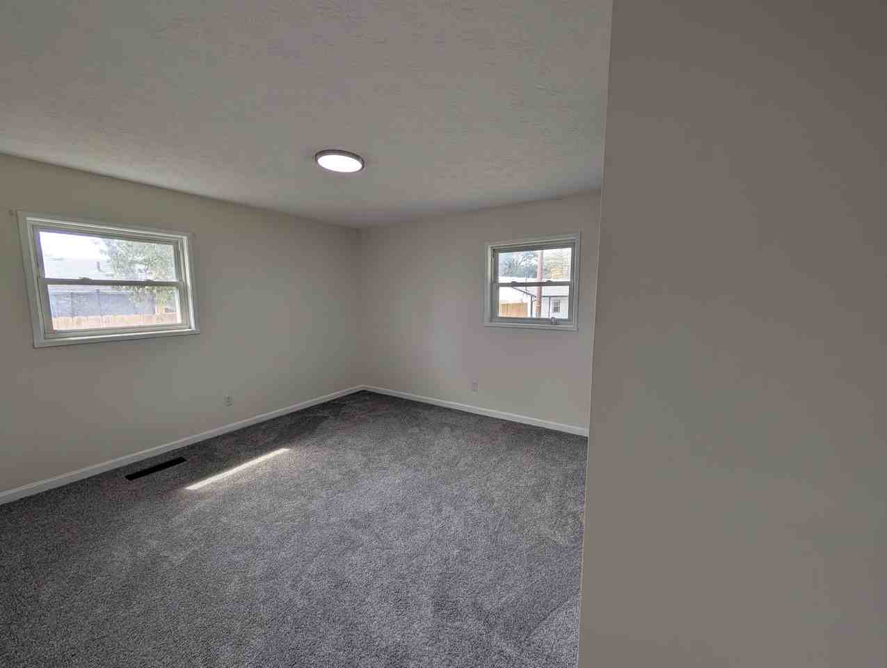 1055 Cottingham Rd - Photo 6 of 10