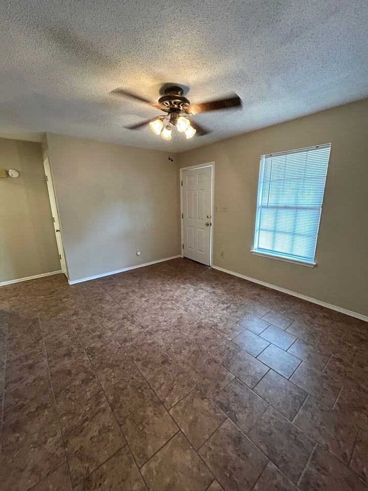 2209 S Hartford Cv - Photo 3 of 16