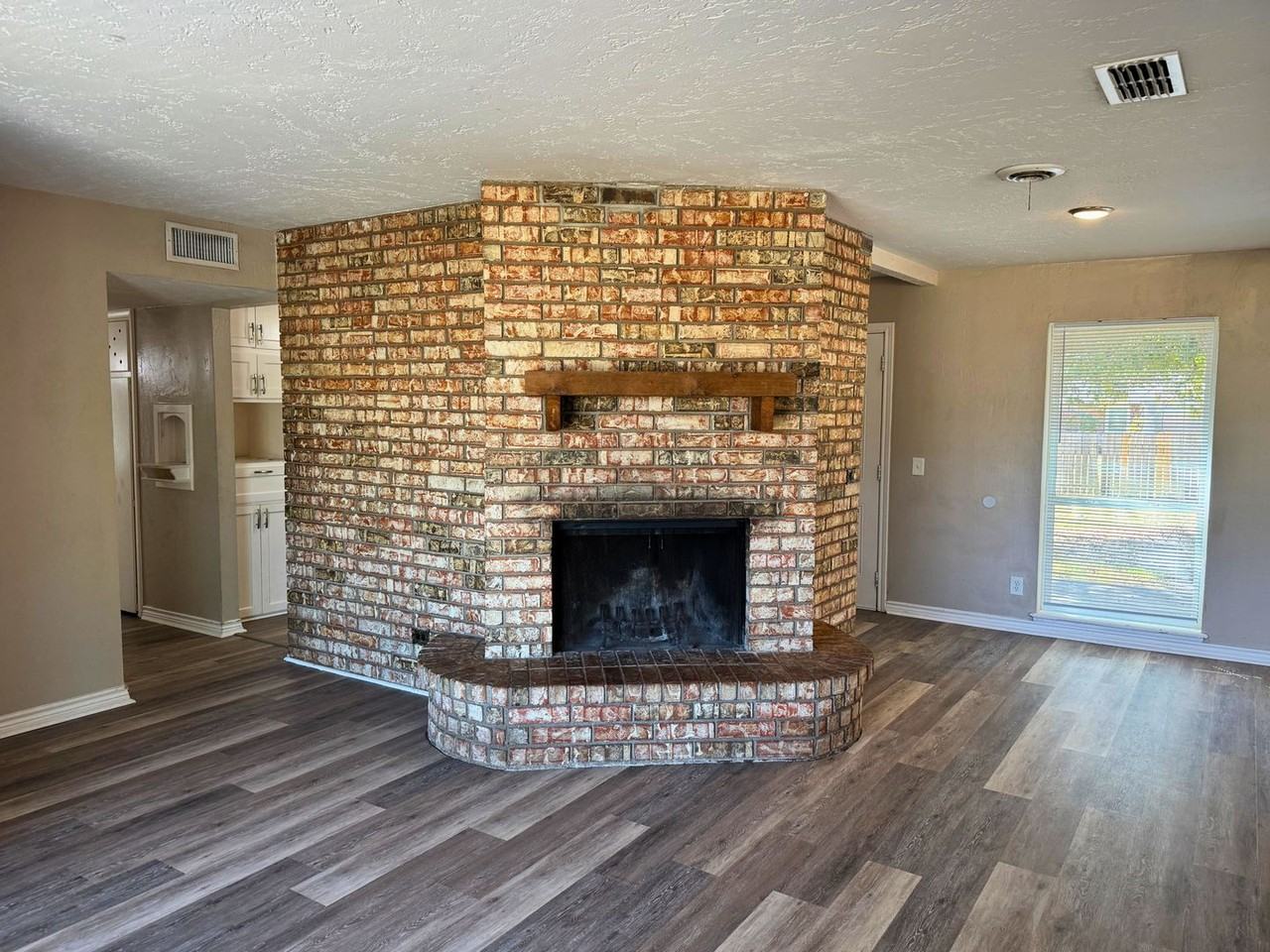 4604 Stanford Ave - Photo 4 of 35
