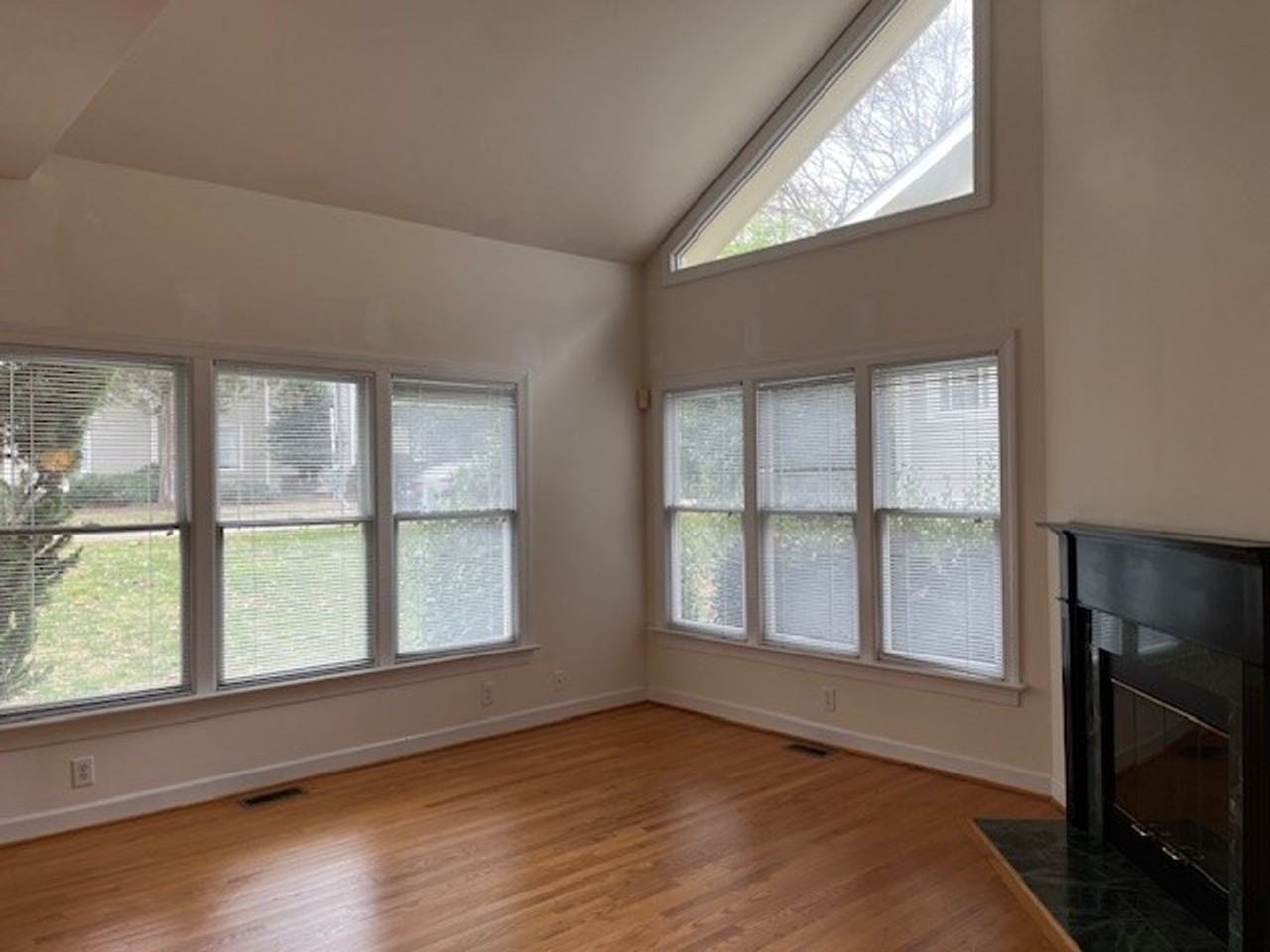 202 Columbia Pl W - Photo 4 of 34