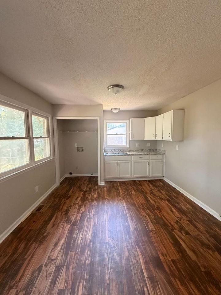 6108 Castle Ct - Photo 4 of 10