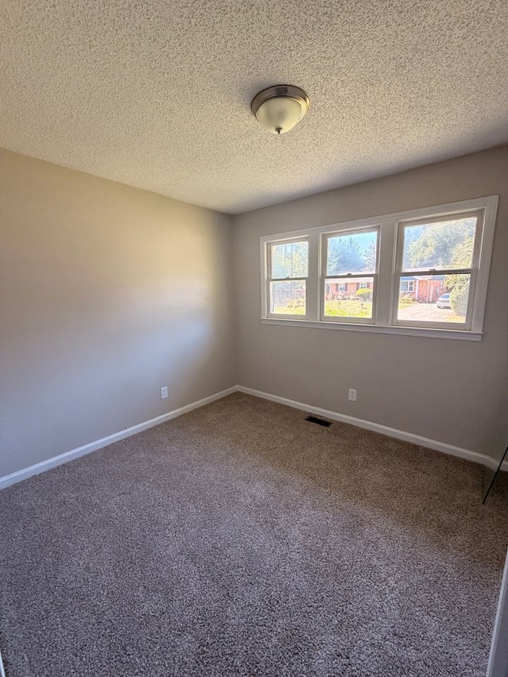 6108 Castle Ct - Photo 6 of 10