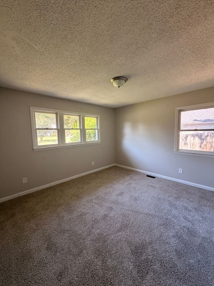6108 Castle Ct - Photo 7 of 10