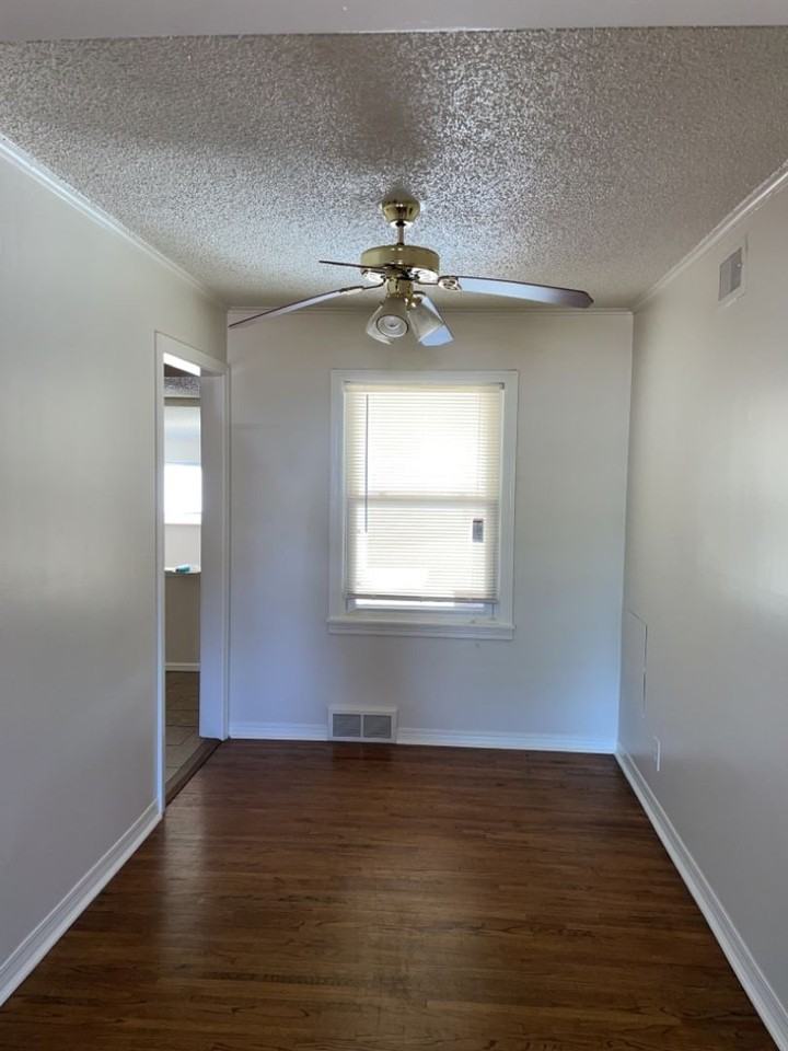 319 W 48th St N - Photo 3 of 11
