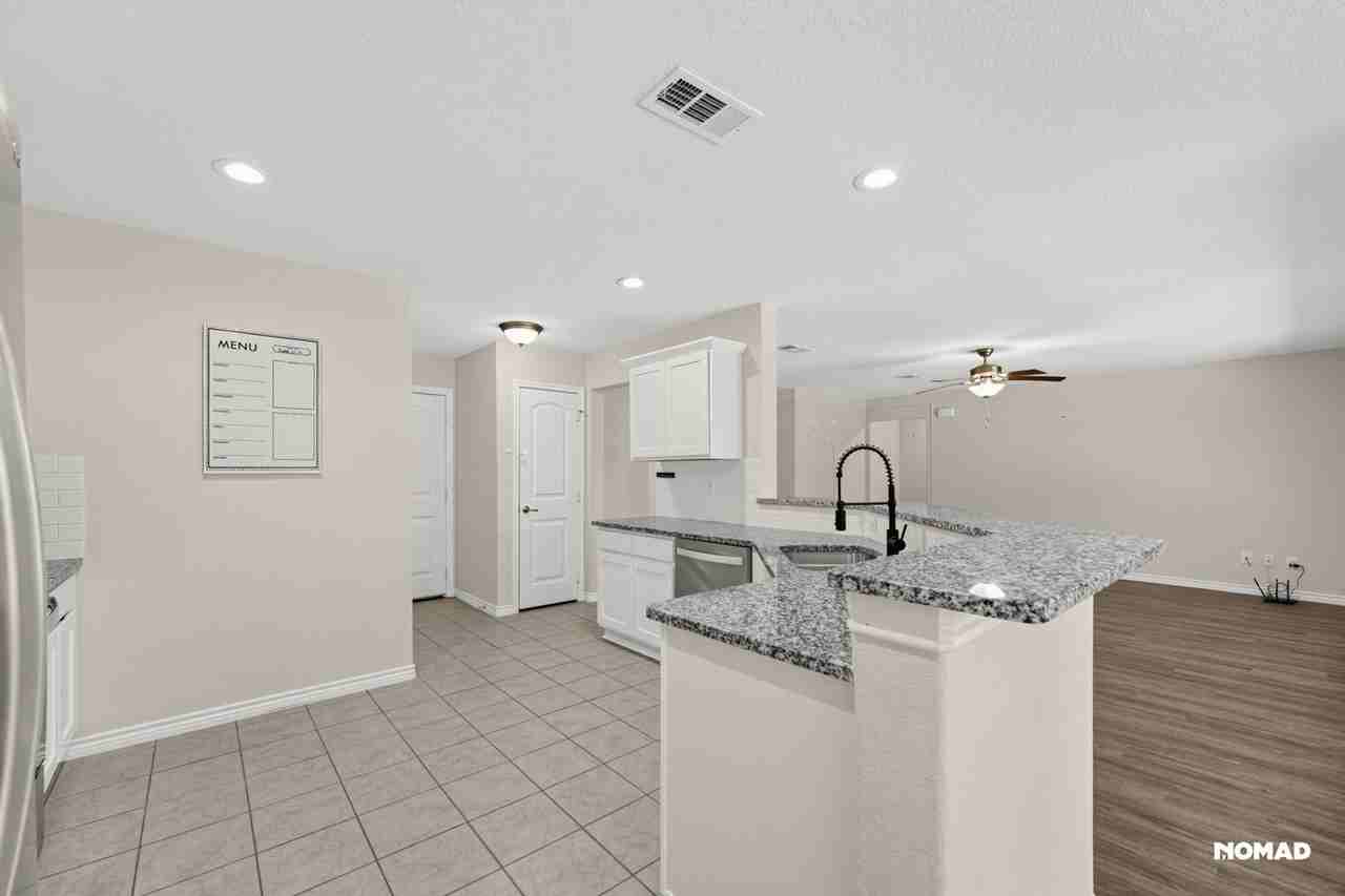 205 Shady Oaks Dr - Photo 4 of 36