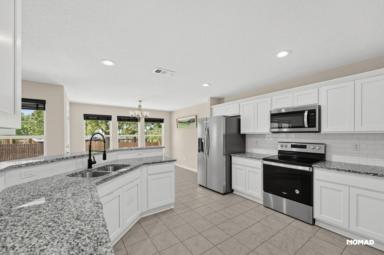 205 Shady Oaks Dr - Photo 6 of 36