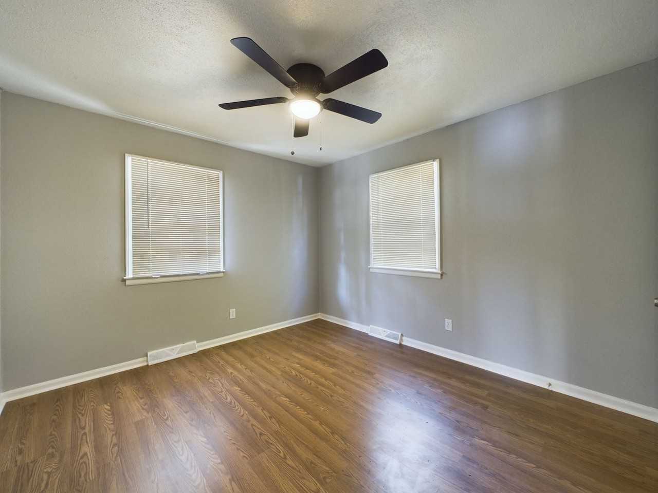7804 E 48th Ter - Photo 5 of 14