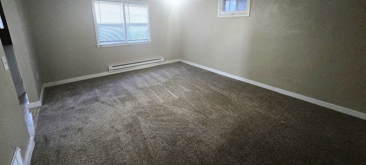401 W 6th St - Photo 2 of 6