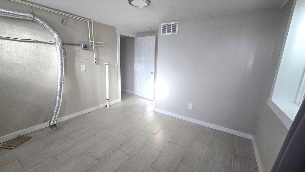 401 W 6th St - Photo 4 of 6