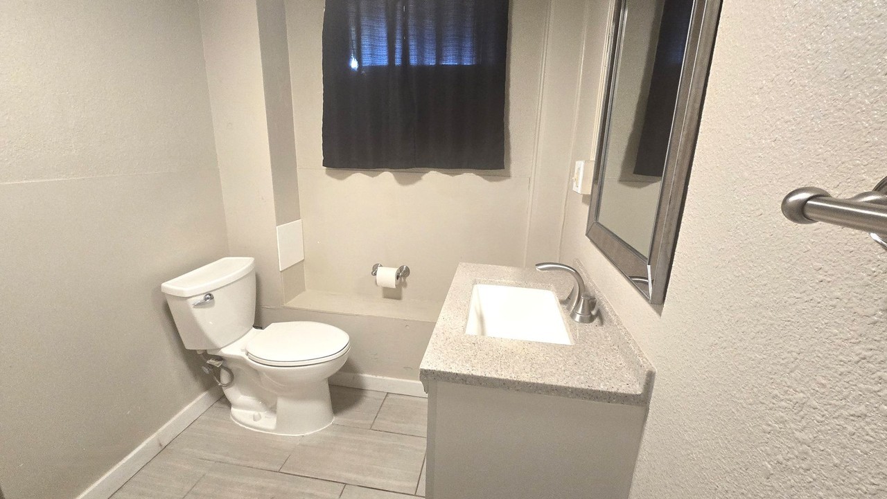 401 W 6th St - Photo 5 of 6
