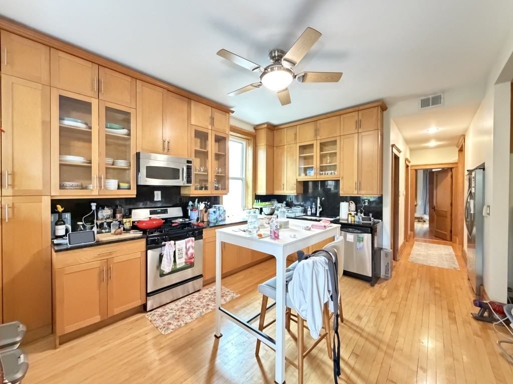 833 N Rockwell St #3 - Photo 4 of 21