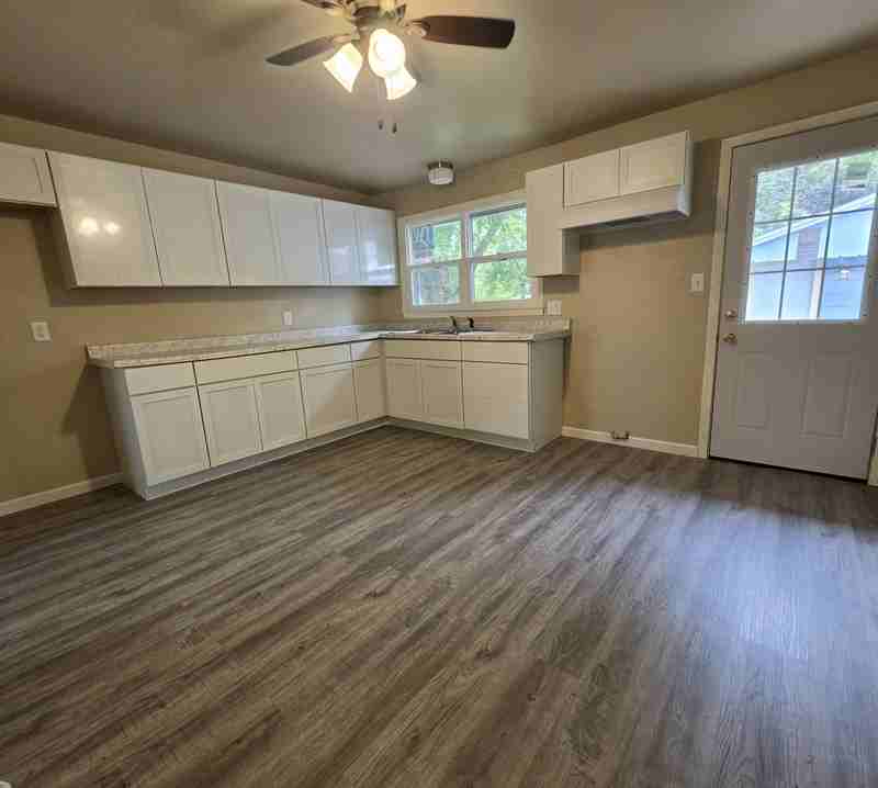 1216 Meadowview Dr - Photo 2 of 18