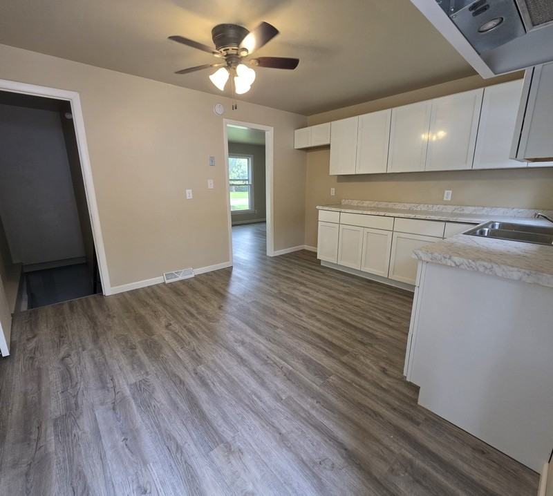 1216 Meadowview Dr - Photo 3 of 18