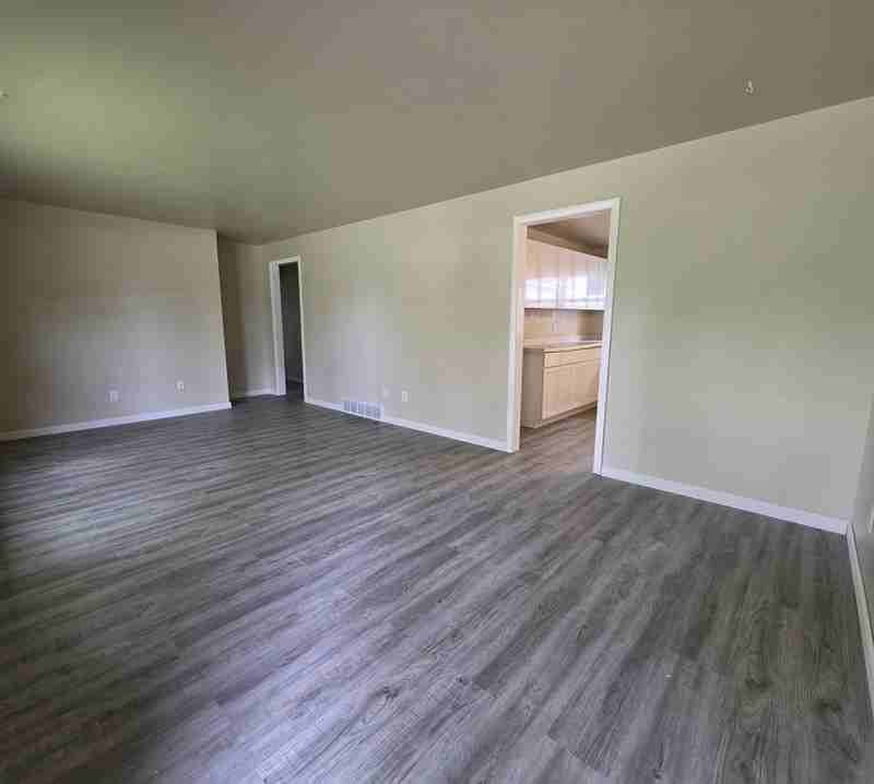 1216 Meadowview Dr - Photo 5 of 18
