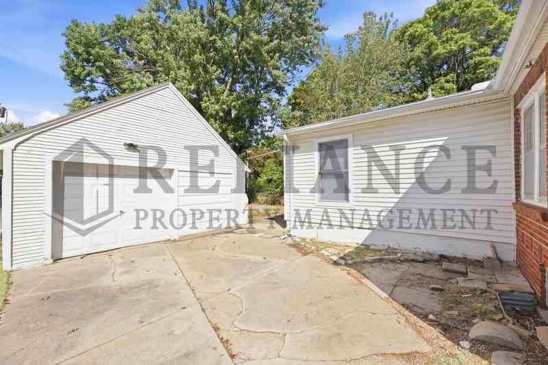 737 S Lorraine Ave - Photo 3 of 35