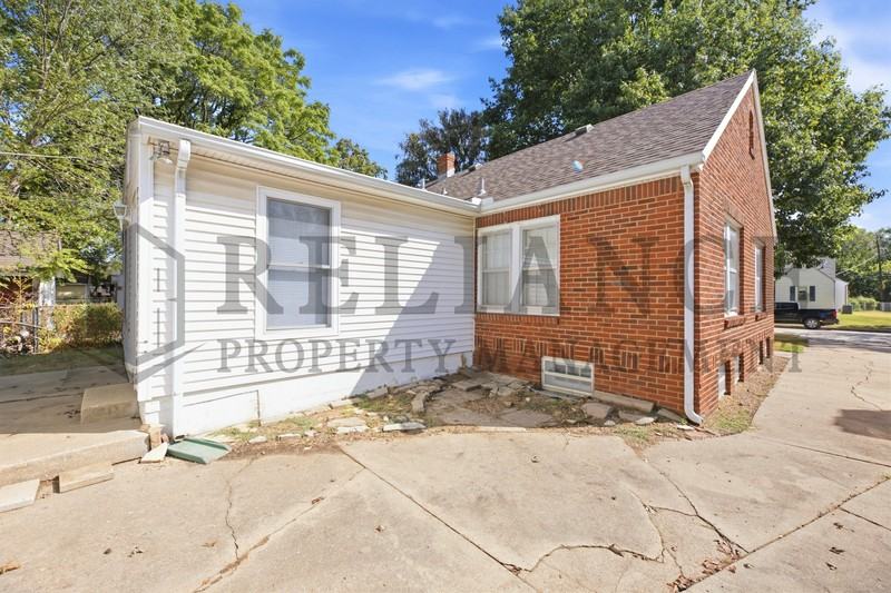 737 S Lorraine Ave - Photo 4 of 35