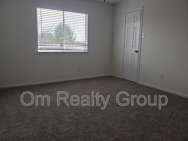6655 Stonefort Ct - Photo 5 of 18