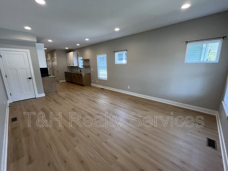623 W 39th St - Photo 5 of 20