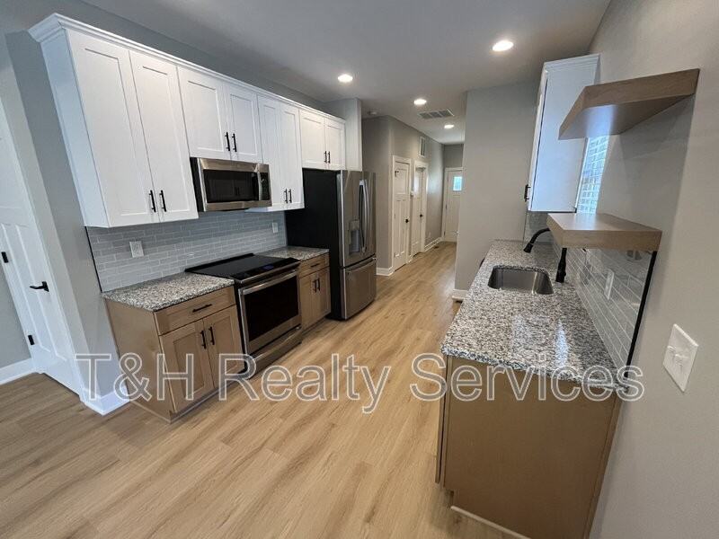 623 W 39th St - Photo 7 of 20